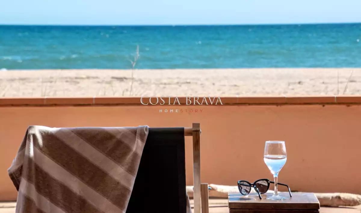 2 soveværelse Strandlejlighed til leje i Pals med garage - € 1.100 (Ref: 8937246)