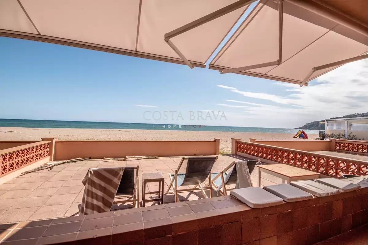 2 soveværelse Strandlejlighed til leje i Pals med garage - € 1.100 (Ref: 8937246)