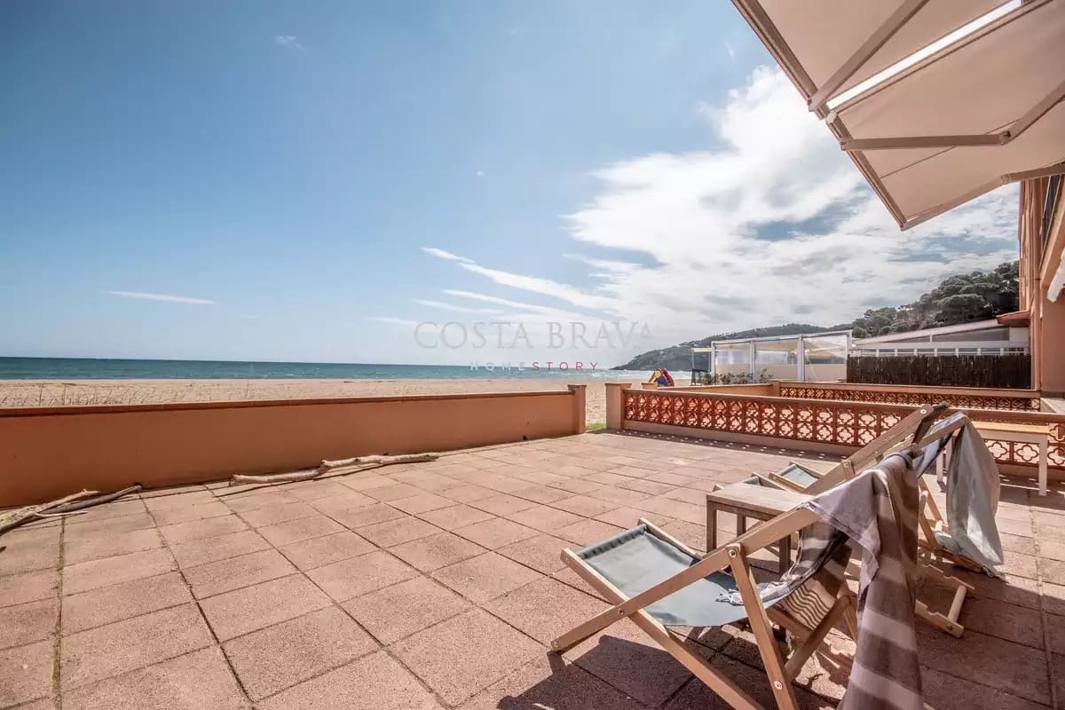 2 soveværelse Strandlejlighed til leje i Pals med garage - € 1.100 (Ref: 8937246)