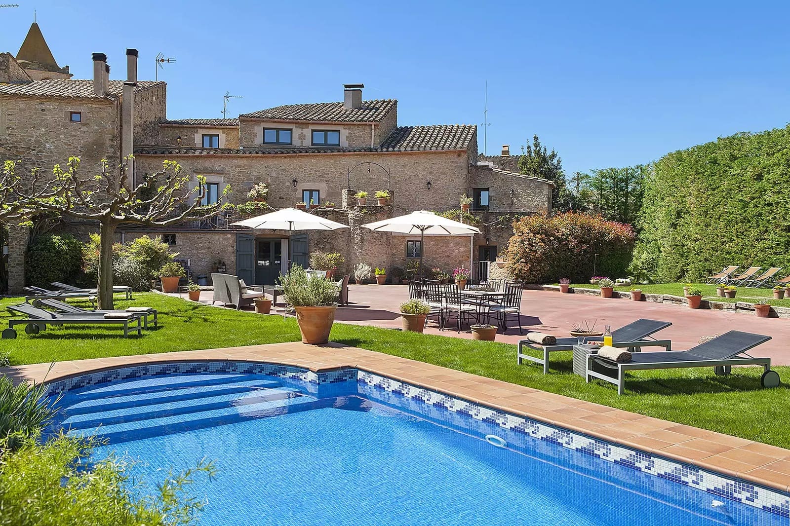 10 bedroom Hotel for sale in Madremanya with pool - € 2,475,000 (Ref: 9137301)