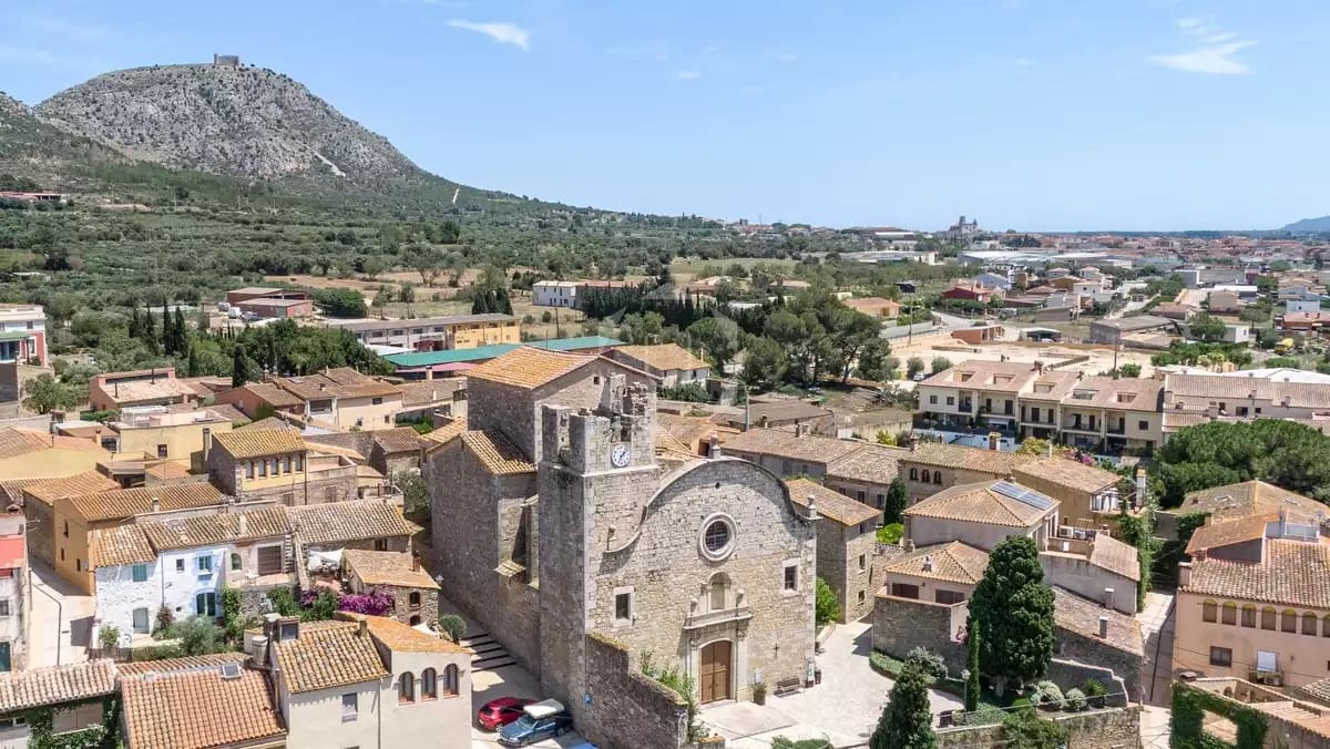 3 makuuhuone Rivitalo vuokrattavana paikassa Ulla mukana uima-altaan 
autotalli - 2 400 € (Ref: 9252230)