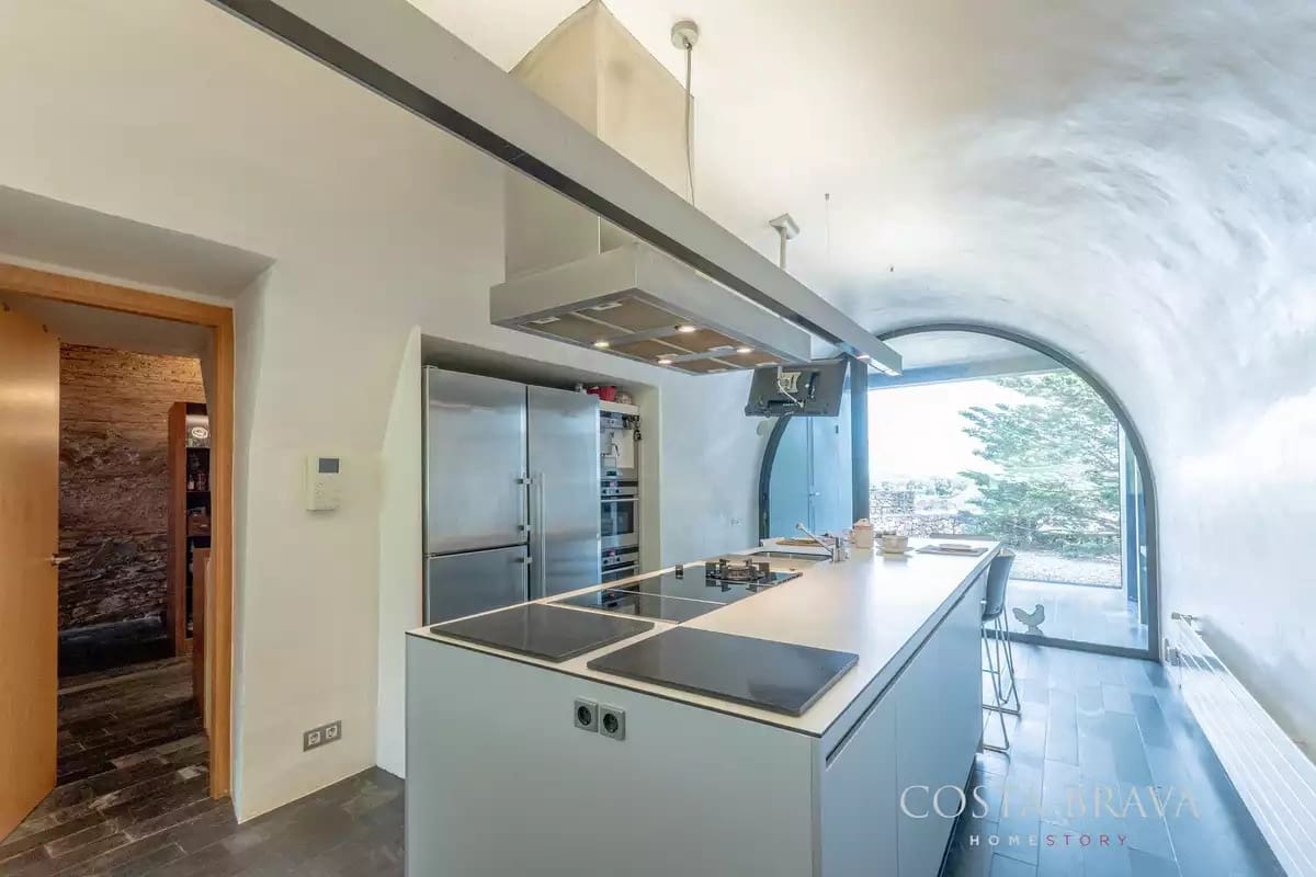 8 soveværelse Finca/Landehus til salg i Forallac med swimmingpool garage - € 4.900.000 (Ref: 9413965)