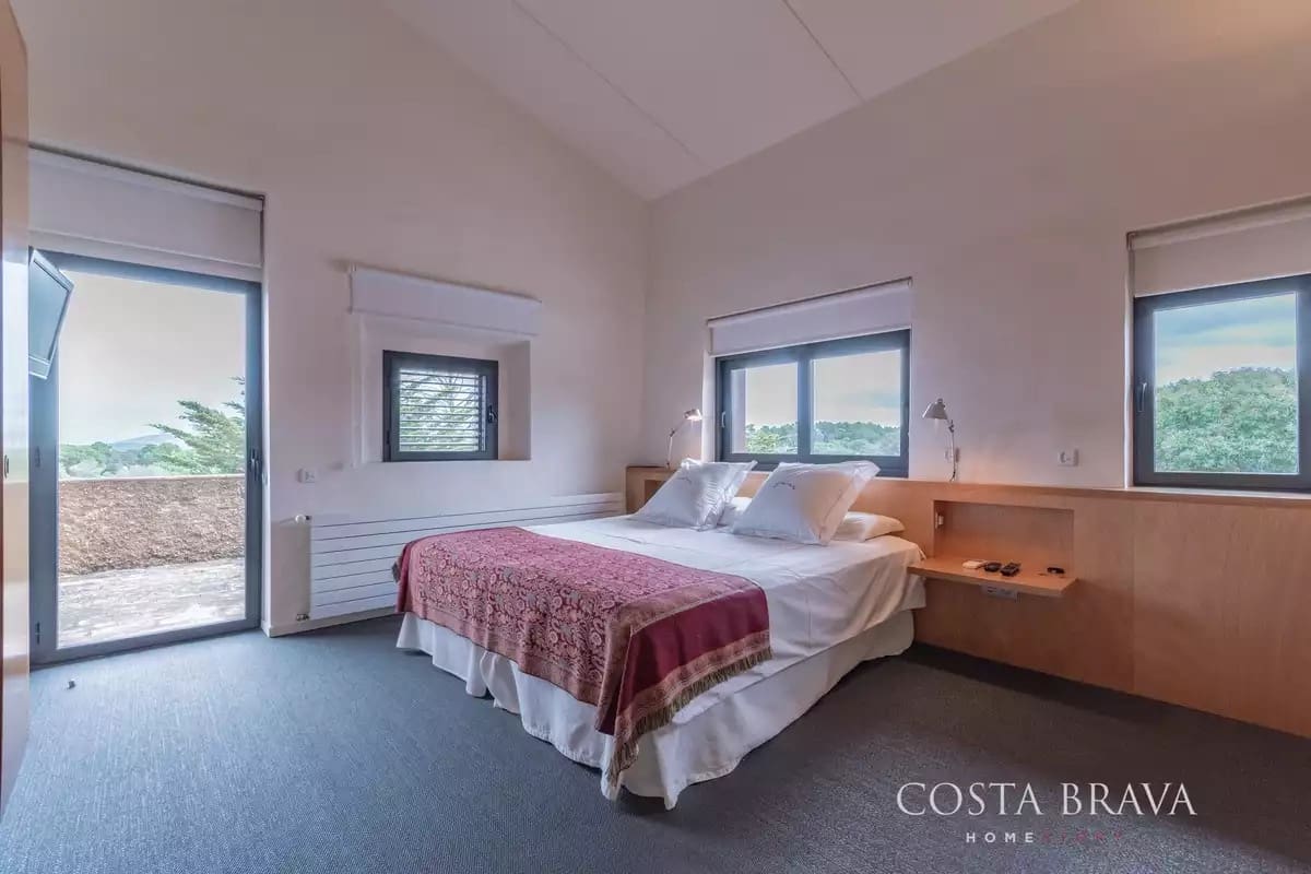 8 soveværelse Finca/Landehus til salg i Forallac med swimmingpool garage - € 4.900.000 (Ref: 9413965)