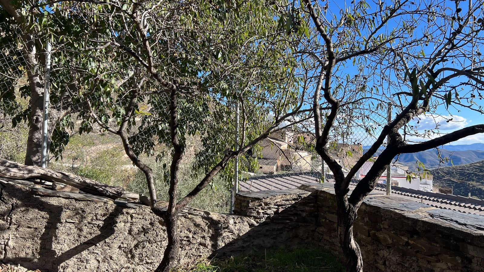 5 bedroom Townhouse for sale in Senes with garage - € 86,000 (Ref: 9433406)