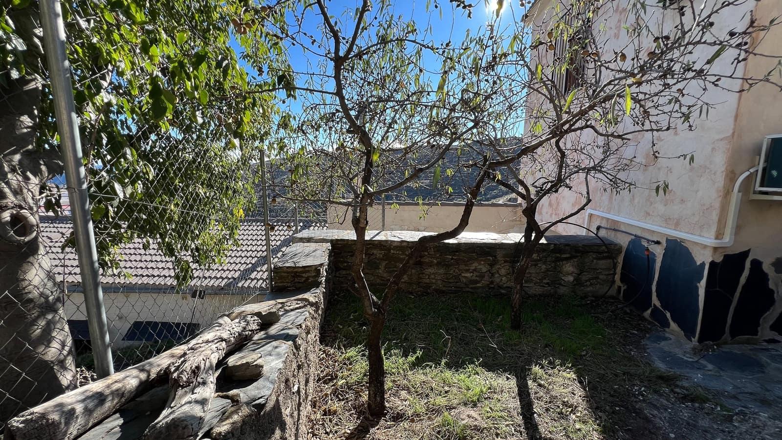 5 bedroom Townhouse for sale in Senes with garage - € 86,000 (Ref: 9433406)