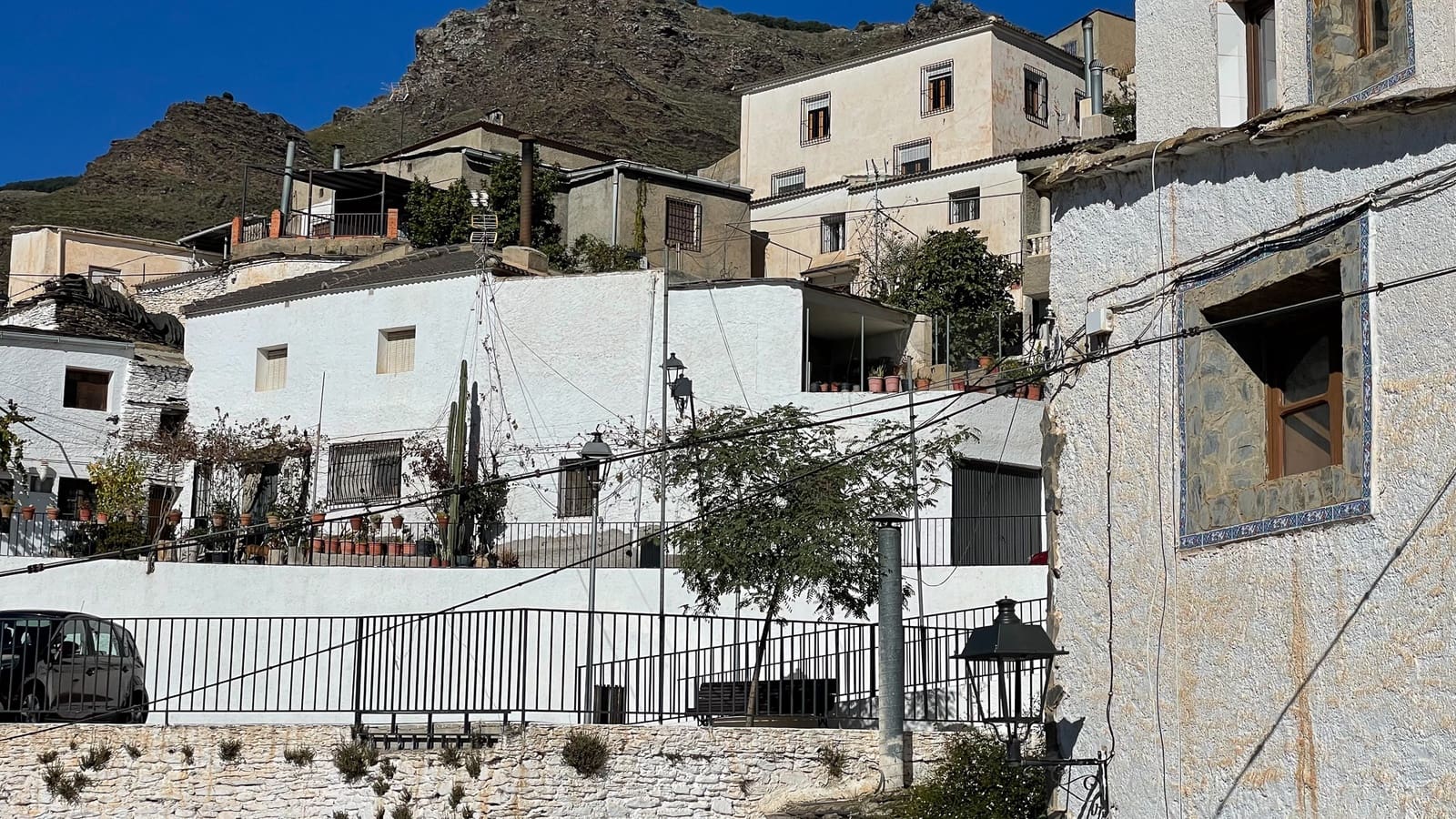 5 bedroom Townhouse for sale in Senes with garage - € 86,000 (Ref: 9433406)