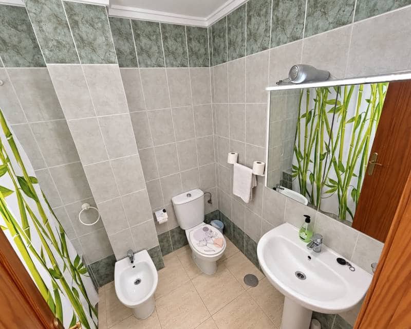 2 soverom Penthouse til leie i Torrevieja med svømmebasseng - € 850 (Ref: 10101392)