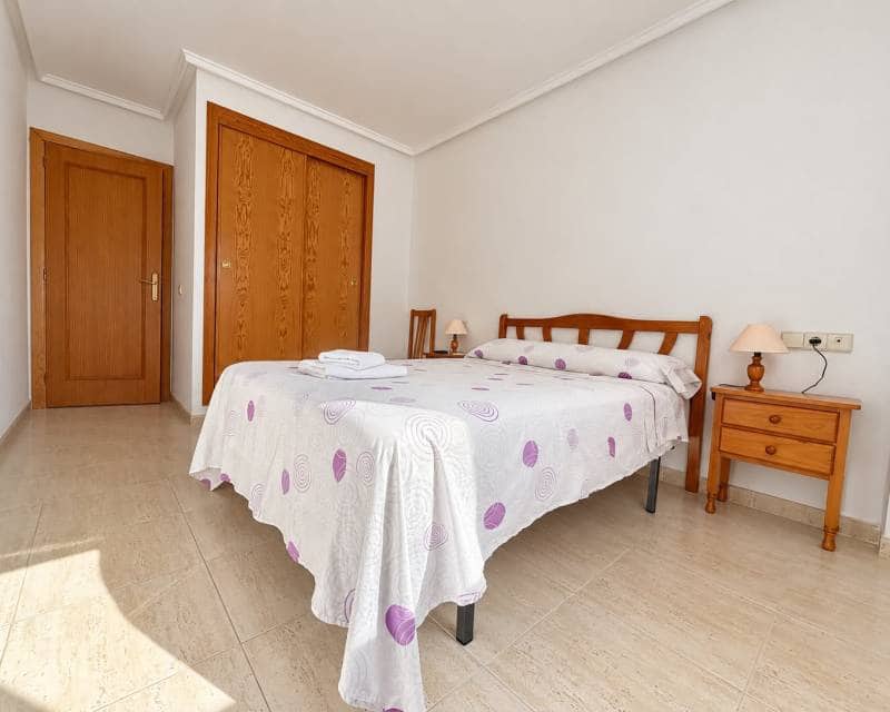 2 soverom Penthouse til leie i Torrevieja med svømmebasseng - € 850 (Ref: 10101392)