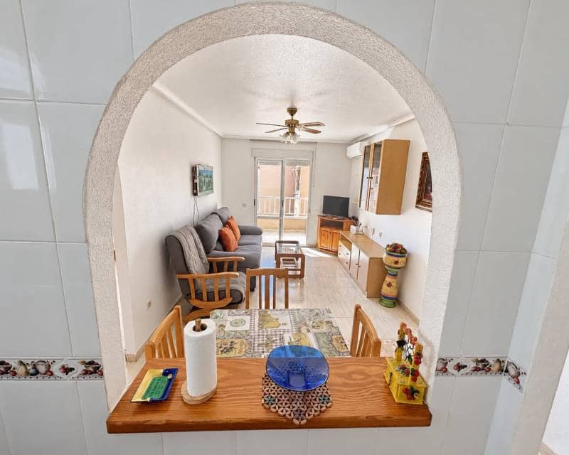 2 soverom Penthouse til leie i Torrevieja med svømmebasseng - € 850 (Ref: 10101392)