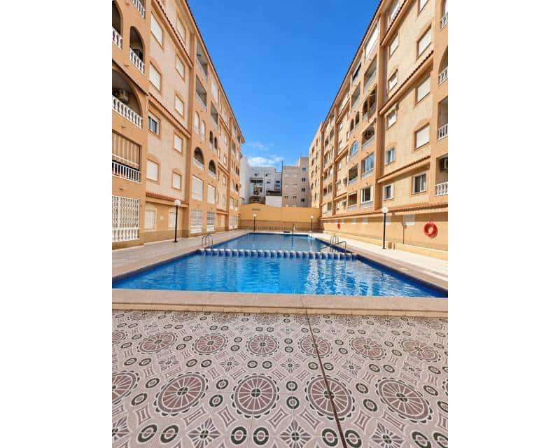 2 soverom Penthouse til leie i Torrevieja med svømmebasseng - € 850 (Ref: 10101392)