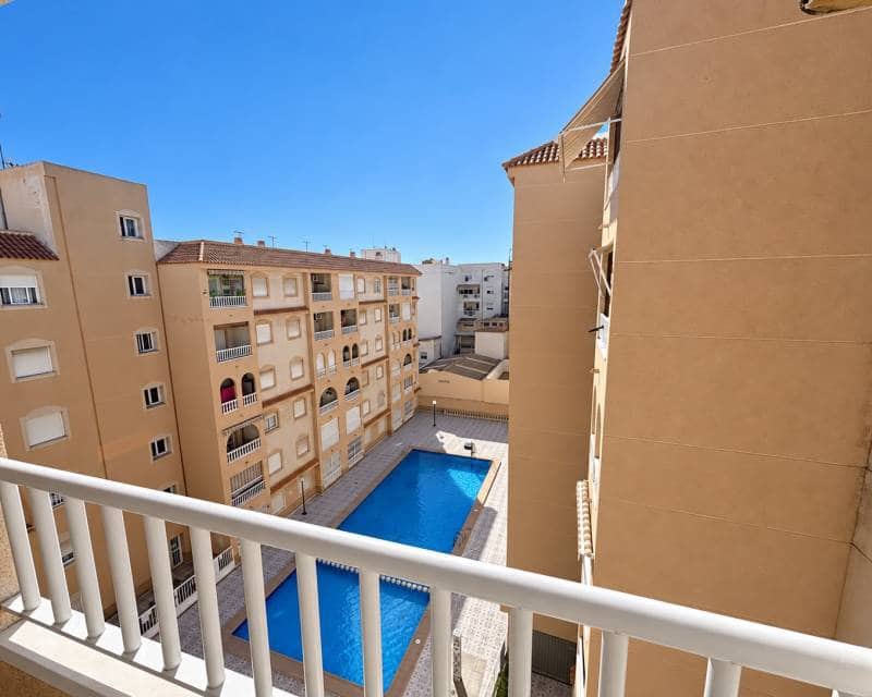 2 soverom Penthouse til leie i Torrevieja med svømmebasseng - € 850 (Ref: 10101392)
