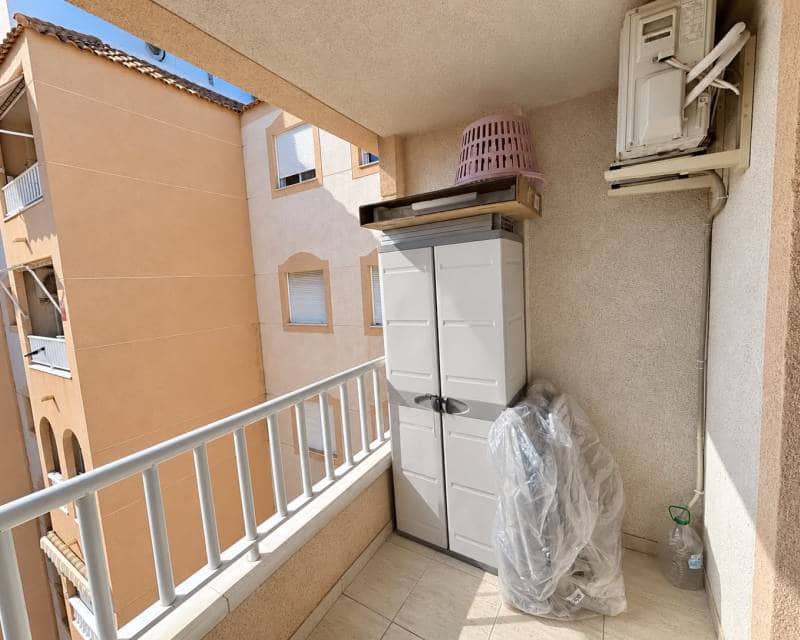 2 soverom Penthouse til leie i Torrevieja med svømmebasseng - € 850 (Ref: 10101392)