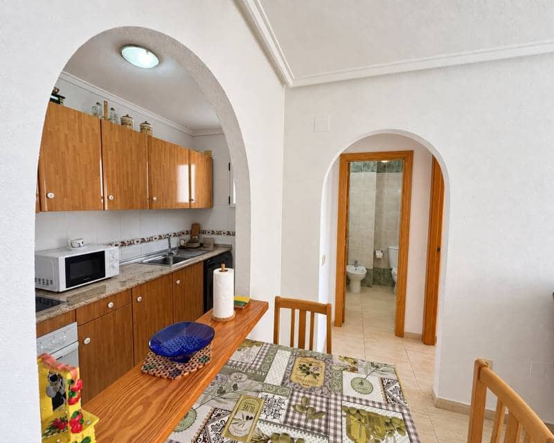 2 soverom Penthouse til leie i Torrevieja med svømmebasseng - € 850 (Ref: 10101392)