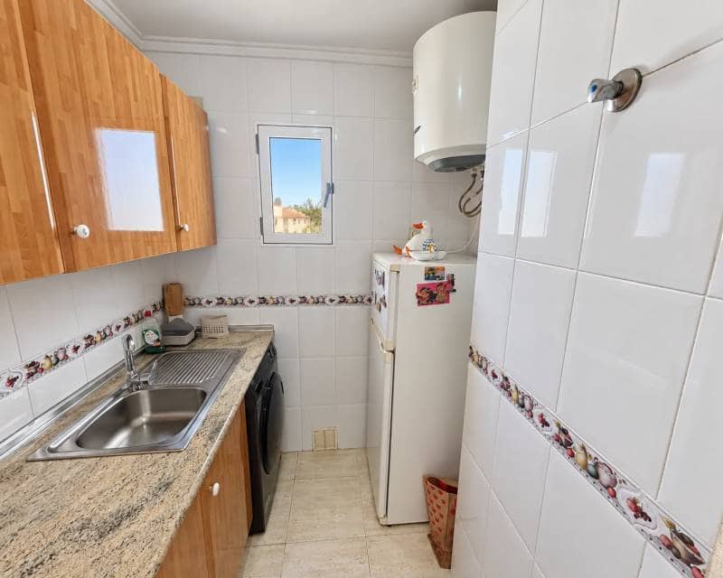 2 soverom Penthouse til leie i Torrevieja med svømmebasseng - € 850 (Ref: 10101392)