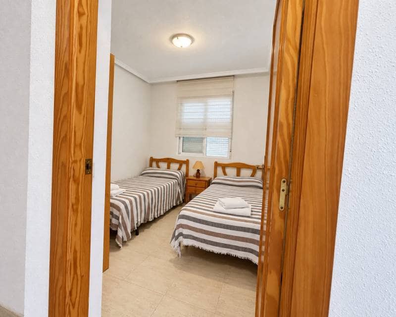 2 soverom Penthouse til leie i Torrevieja med svømmebasseng - € 850 (Ref: 10101392)