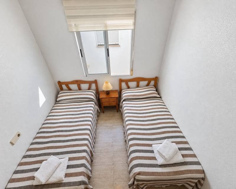 2 soverom Penthouse til leie i Torrevieja med svømmebasseng - € 850 (Ref: 10101392)