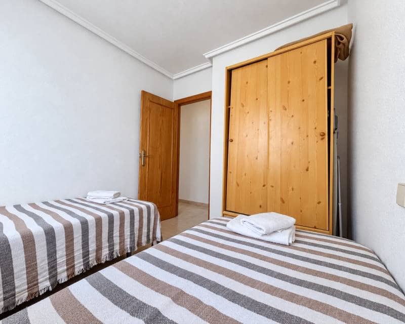 2 soverom Penthouse til leie i Torrevieja med svømmebasseng - € 850 (Ref: 10101392)
