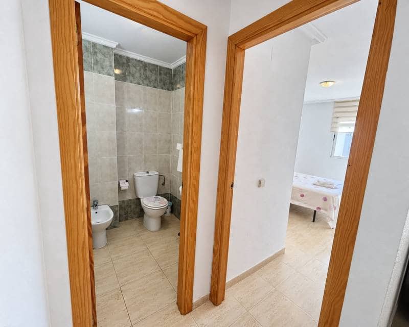 2 soverom Penthouse til leie i Torrevieja med svømmebasseng - € 850 (Ref: 10101392)
