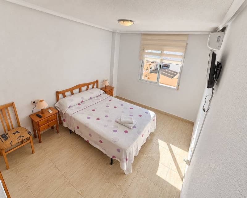 2 soverom Penthouse til leie i Torrevieja med svømmebasseng - € 850 (Ref: 10101392)