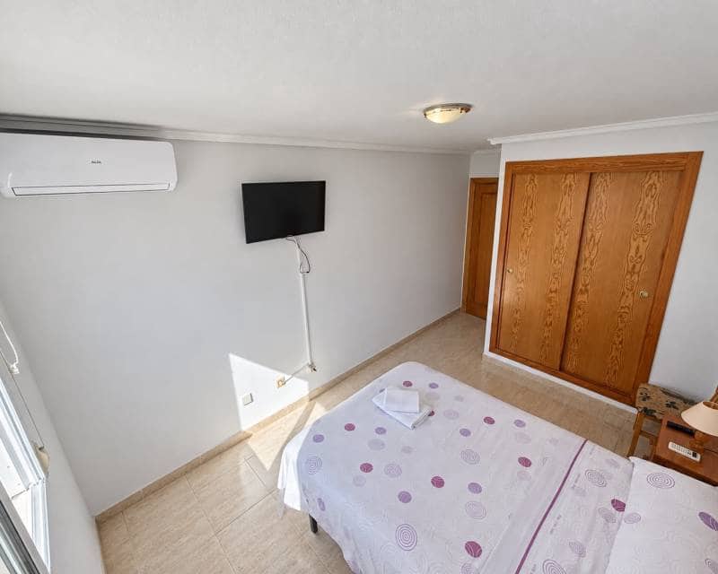 2 soverom Penthouse til leie i Torrevieja med svømmebasseng - € 850 (Ref: 10101392)