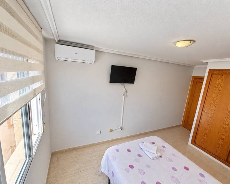 2 soverom Penthouse til leie i Torrevieja med svømmebasseng - € 850 (Ref: 10101392)