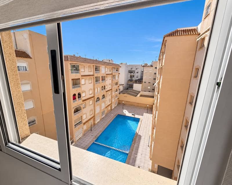 2 soverom Penthouse til leie i Torrevieja med svømmebasseng - € 850 (Ref: 10101392)