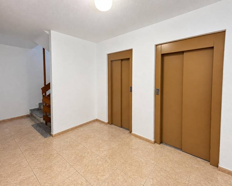2 soverom Penthouse til leie i Torrevieja med svømmebasseng - € 850 (Ref: 10101392)