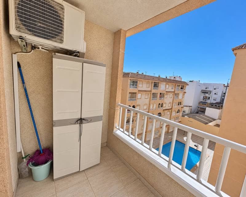 2 soverom Penthouse til leie i Torrevieja med svømmebasseng - € 850 (Ref: 10101392)
