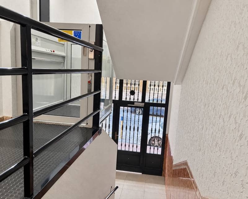 2 soverom Penthouse til leie i Torrevieja med svømmebasseng - € 850 (Ref: 10101392)