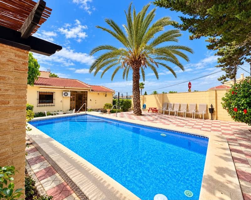 3 bedroom Villa for rent in Ciudad Quesada with pool garage - € 2,100 (Ref: 10135687)