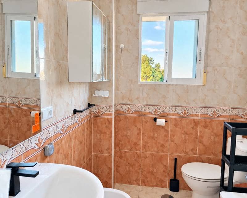 2 soveværelse Lejlighed til leje i Filipinas med swimmingpool garage - € 1.750 (Ref: 10145362)