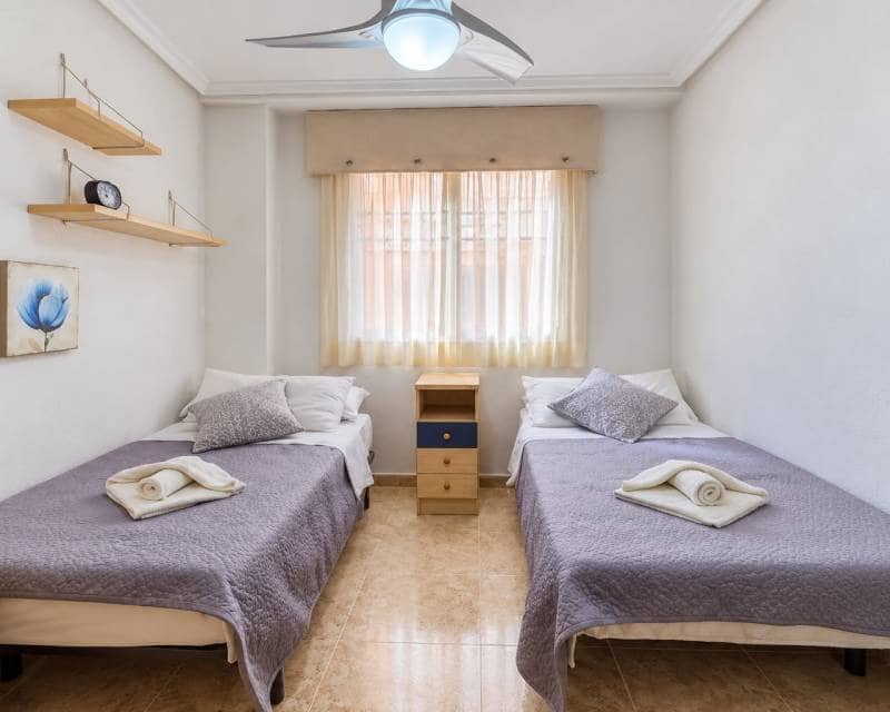 3 sypialnia Apartament przy plaży na kwatery wakacyjne w Torrevieja z basenem - 800 € (Ref: 10167881)
