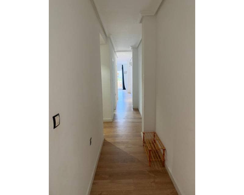 2 soverom Penthouse til leie i Torrevieja - € 900 (Ref: 10172810)