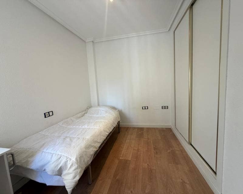 2 soverom Penthouse til leie i Torrevieja - € 900 (Ref: 10172810)