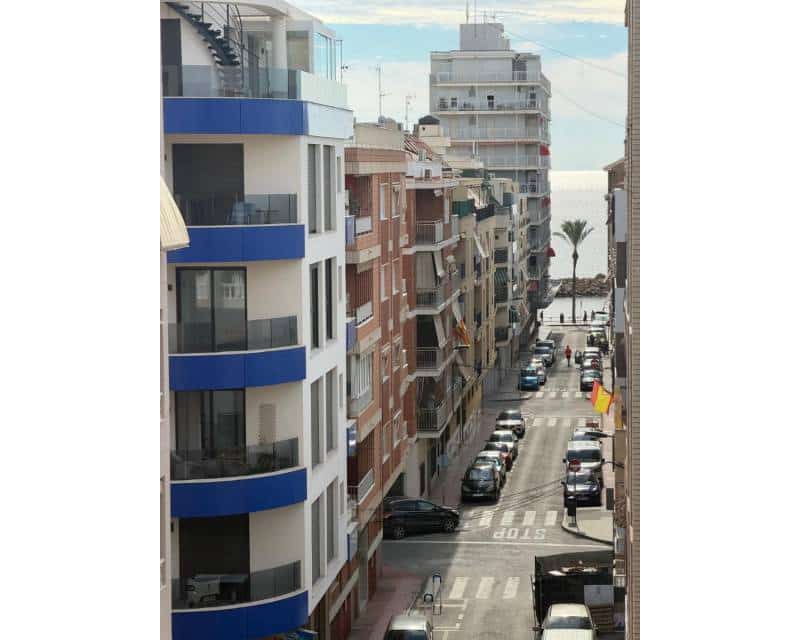 2 soverom Penthouse til leie i Torrevieja - € 900 (Ref: 10172810)