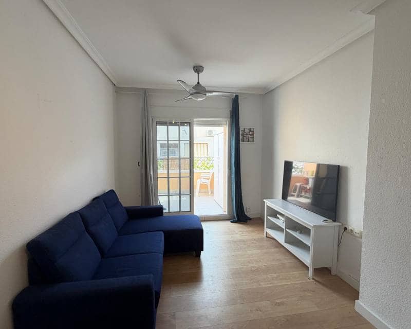 2 soverom Penthouse til leie i Torrevieja - € 900 (Ref: 10172810)