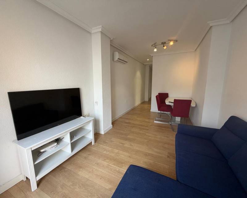 2 soverom Penthouse til leie i Torrevieja - € 900 (Ref: 10172810)
