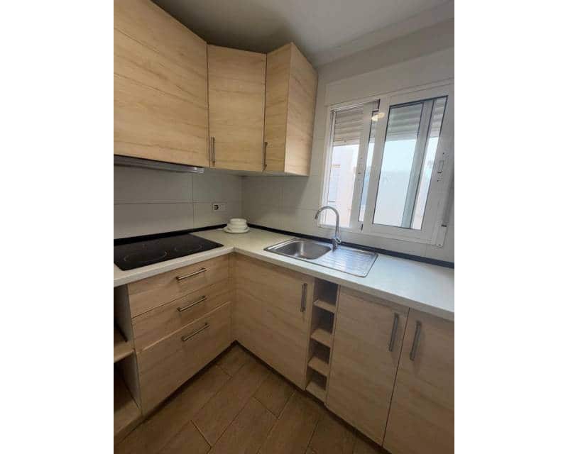 2 soverom Penthouse til leie i Torrevieja - € 900 (Ref: 10172810)