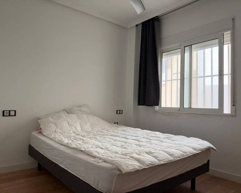 2 soverom Penthouse til leie i Torrevieja - € 900 (Ref: 10172810)