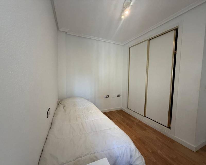 2 soverom Penthouse til leie i Torrevieja - € 900 (Ref: 10172810)