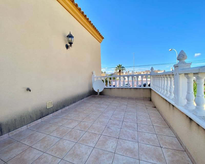 Chalet de 4 habitaciones en Playa Flamenca en alquiler con piscina garaje - 1.650 € (Ref: 5535429)