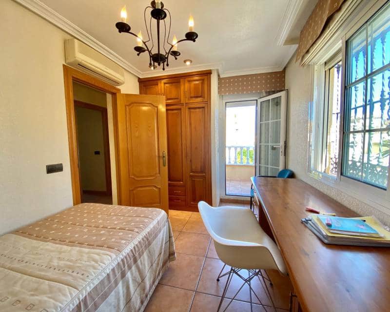 Chalet de 4 habitaciones en Playa Flamenca en alquiler con piscina garaje - 1.650 € (Ref: 5535429)