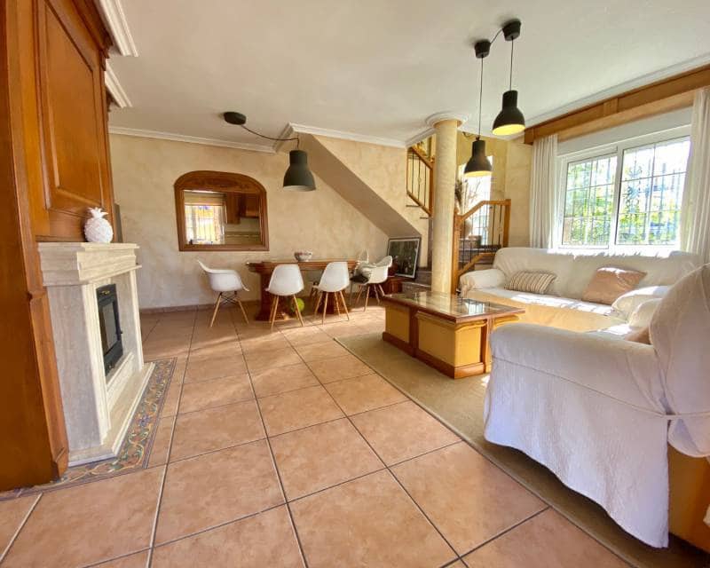 Chalet de 4 habitaciones en Playa Flamenca en alquiler con piscina garaje - 1.650 € (Ref: 5535429)