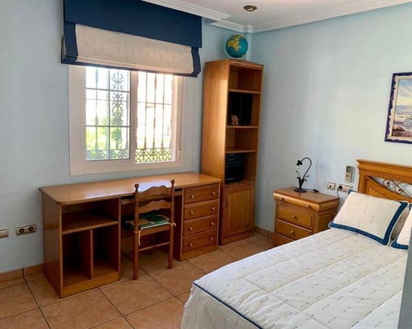 Chalet de 4 habitaciones en Playa Flamenca, Orihuela en alquiler con piscina garaje - 1.650 € (Ref: 6322934)