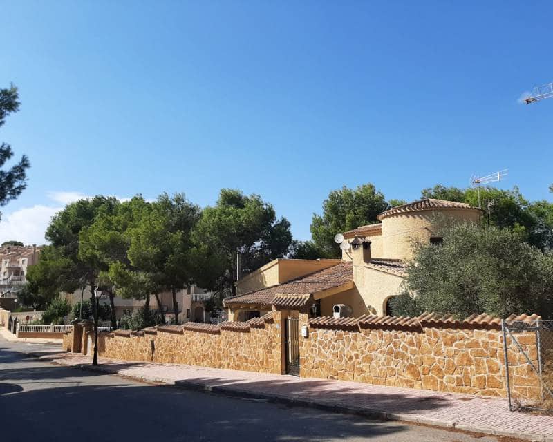 6 bedroom Villa for sale in Orihuela Costa with pool - € 450,000 (Ref: 6332858)