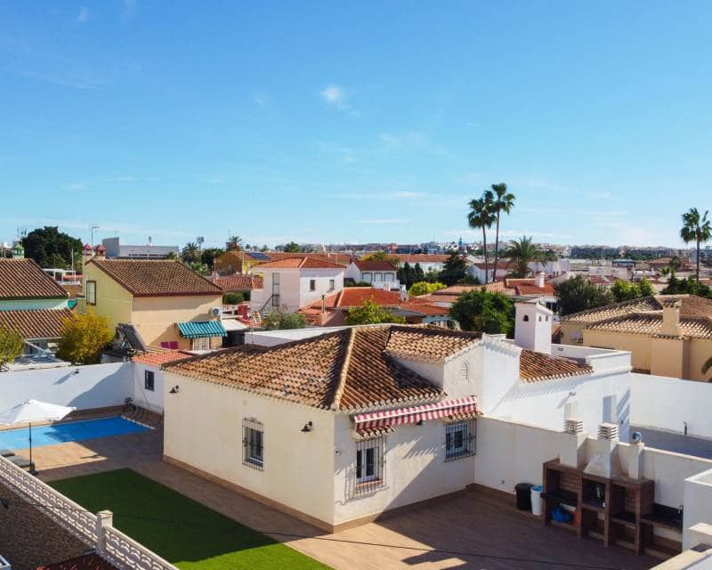 3 bedroom Villa for rent in Torrevieja with pool garage - € 1,800 (Ref: 7283435)