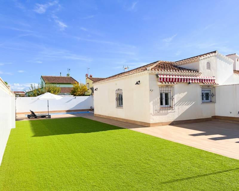 3 bedroom Villa for rent in Torrevieja with pool garage - € 1,800 (Ref: 7283435)