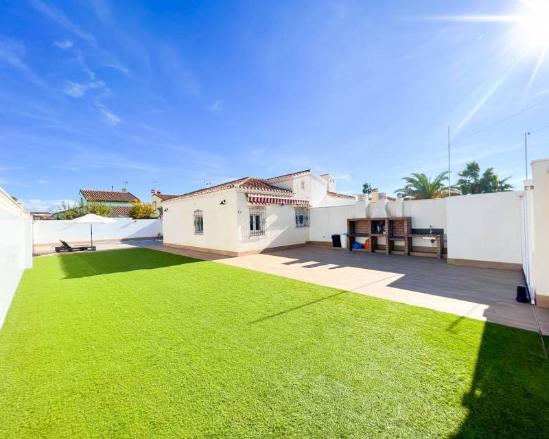 3 bedroom Villa for rent in Torrevieja with pool garage - € 1,800 (Ref: 7283435)
