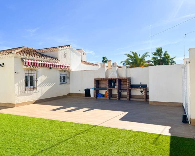 3 bedroom Villa for rent in Torrevieja with pool garage - € 1,800 (Ref: 7283435)