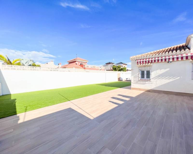 3 bedroom Villa for rent in Torrevieja with pool garage - € 1,800 (Ref: 7283435)